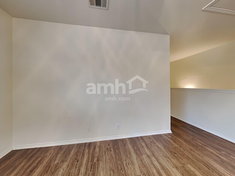 Building Photo - 142 Blue Juniper