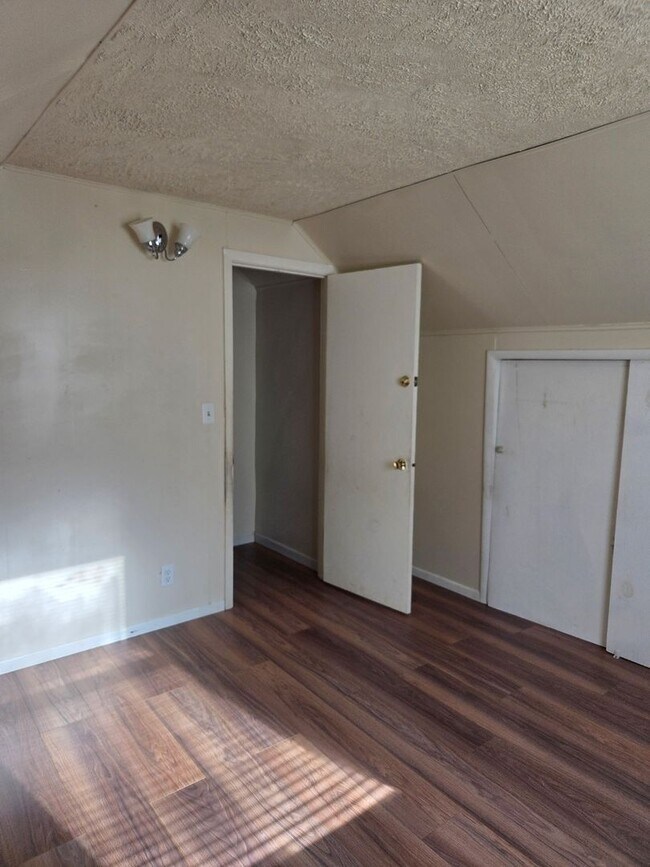 Building Photo - Large 4-Bedroom Single Family Home, Quiet Neighborhood. Available January 1st!