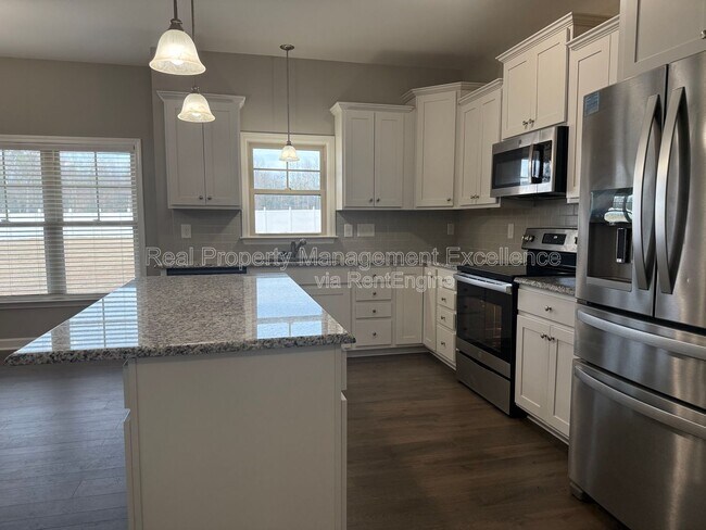 Building Photo - 432 Fallingbrook Dr