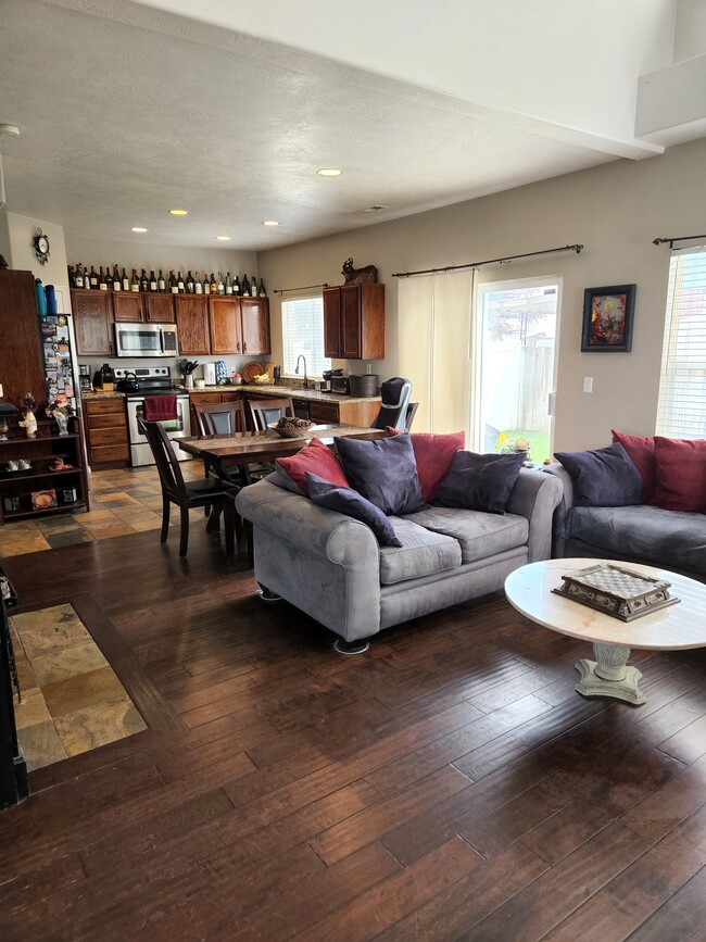 Main Floor Living area - 710 E Sandy Point Dr