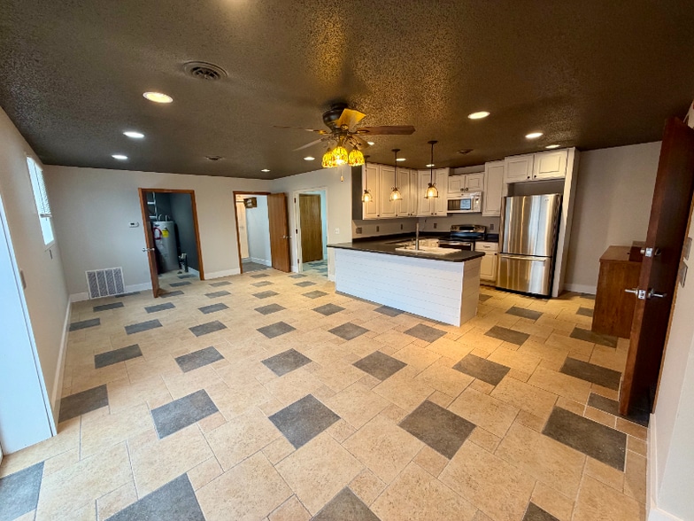 Building Photo - 401 3rd St