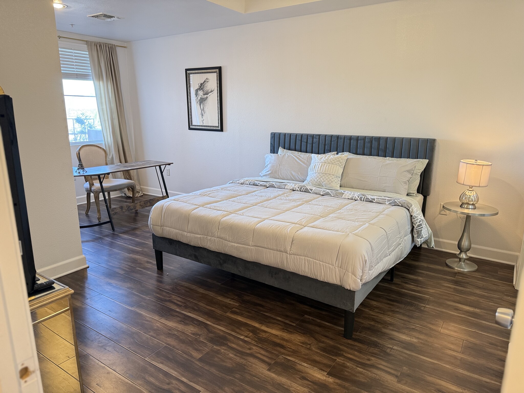 Second Ensuite Bedroom with King Bed and Walk-in closet - 83 E Agate Ave