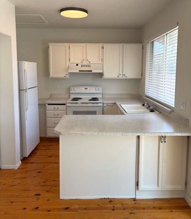 Building Photo - 3 Bedroom / 2 Bath Home in Kearns!