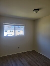 Building Photo - 3 bedroom 1.5 baths townhouse