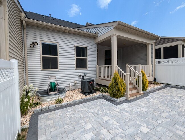 Building Photo - Stunning villa in the Harrison Terrace com...