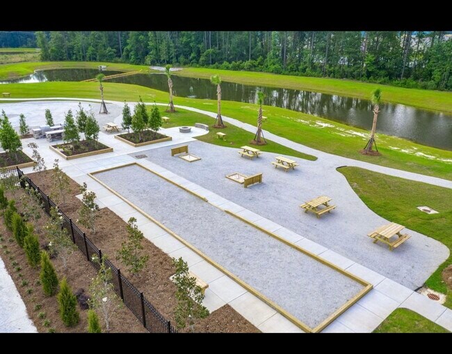 Building Photo - 645 Silver Spruce St