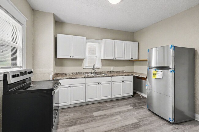 Building Photo - *MOVE IN SPECIAL* $250 Off First Full Month's Rent OR Free 55in TV!