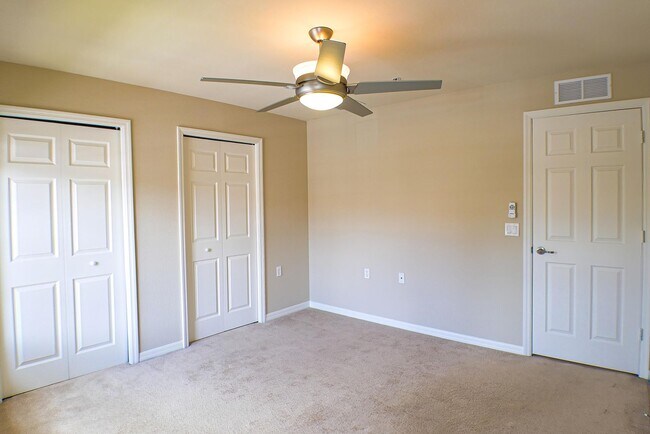 Building Photo - Spacious Townhouse in a Gated community in...