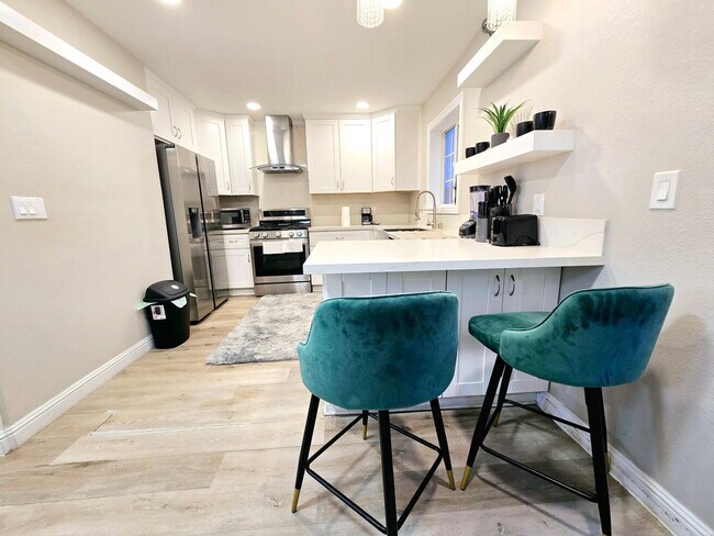 Building Photo - 451 E Lincoln Ave