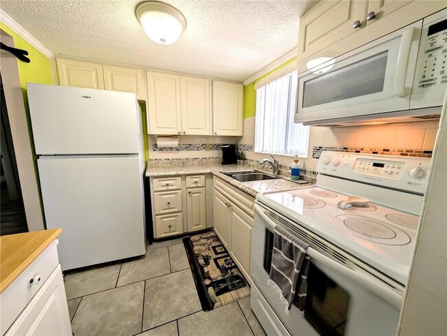 Building Photo - 2321 Sunset Dr