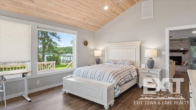 Building Photo - Gorgeous Waterfront Property with 4 Bedroo...