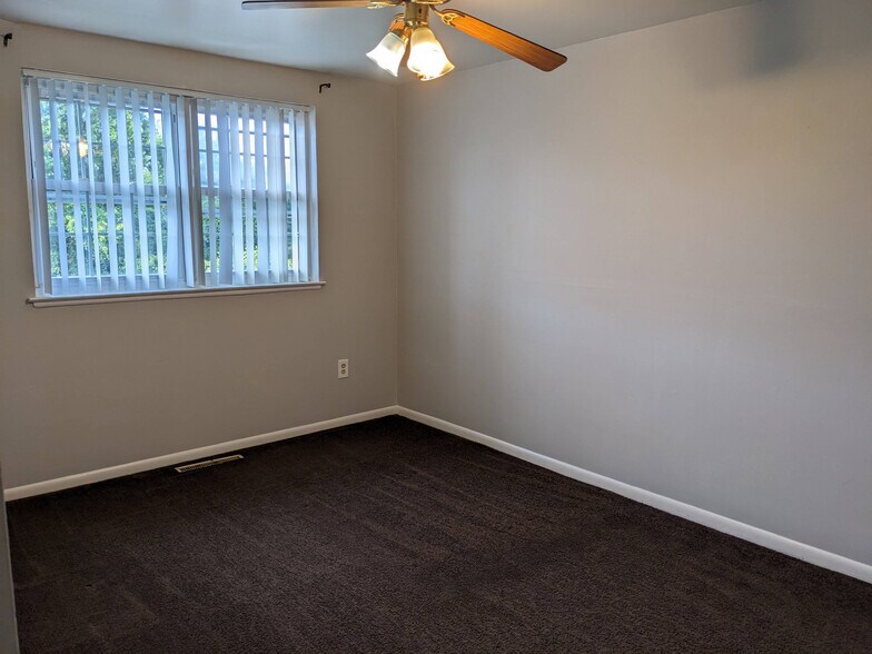 Building Photo - 985 Regina Dr