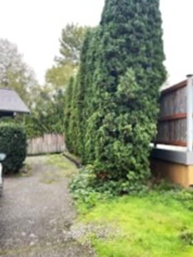 Building Photo - Lovely 3 Bedroom Recently Renovated!