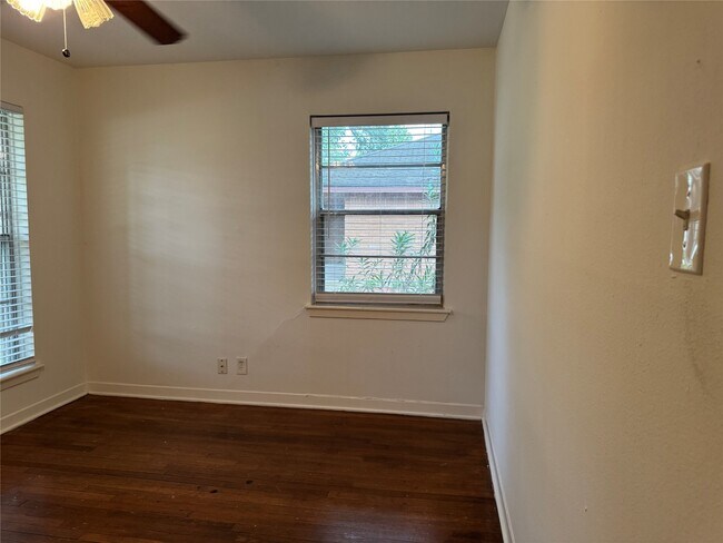 Building Photo - 4013 Newshire Dr