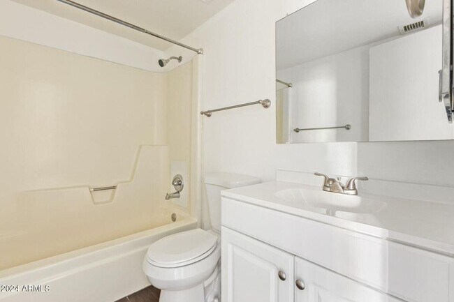 Building Photo - 1920 W Lindner Ave