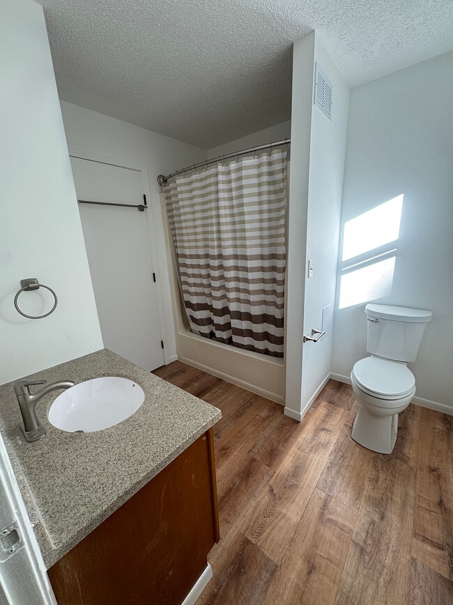 Building Photo - 612 4th St N