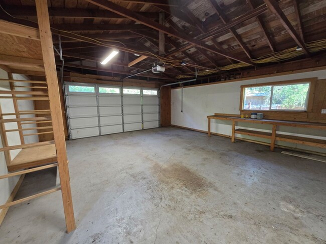 Building Photo - Large and stunning home in rural Sebastopol!