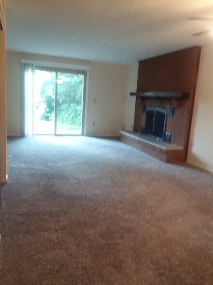 Living space - 9507 Centerbrook Ct