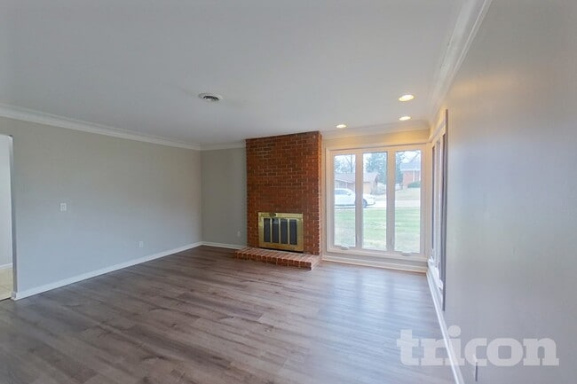 Building Photo - 9235 Laurel Hill Dr