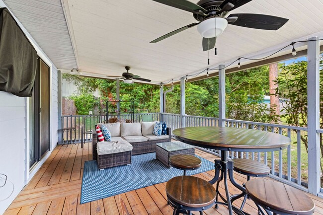 Building Photo - Beautifully updated 3 bedroom 2 bath home ...