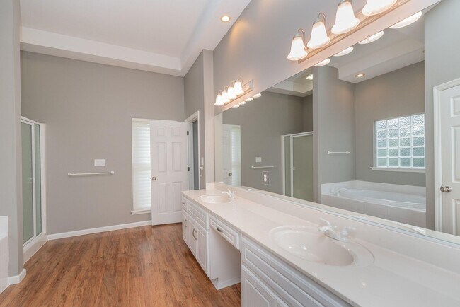 Building Photo - 3169 Glenview Dr
