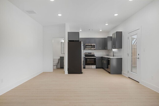 Building Photo - 2707 SW Shackleton Ave