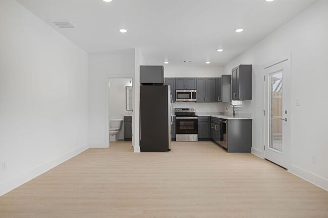 Building Photo - The Chateau at Been Road Villas 3 Bed, 2.5 Bath