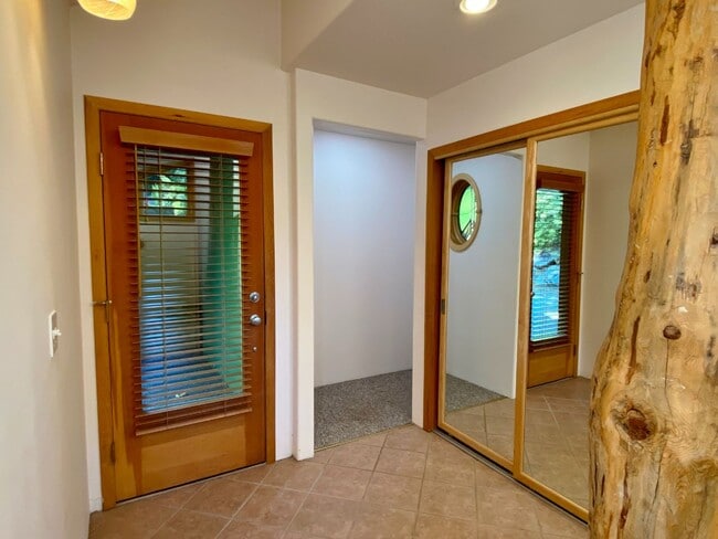 Building Photo - Cute Townhouse On Private Drive In White Salmon, WA