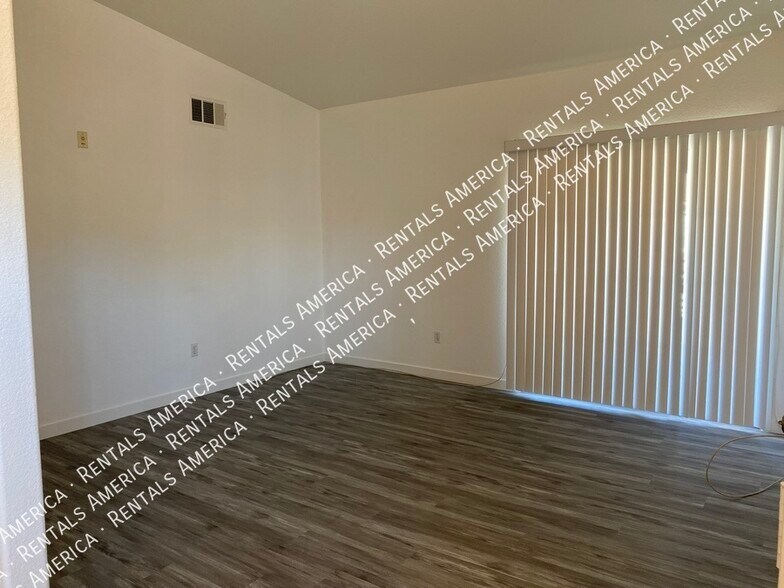 Building Photo - 401 Amber Pine St