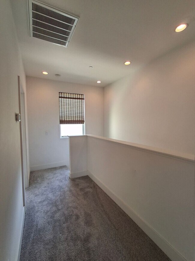 Building Photo - RECENTLY REDUCED! Beautiful Townhome in Ci...