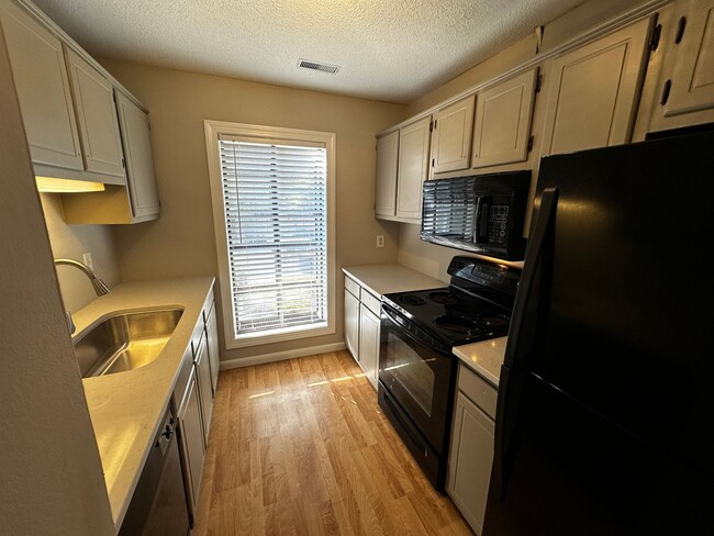 Building Photo - Convenient Townhome just off Lawndale Dr i...