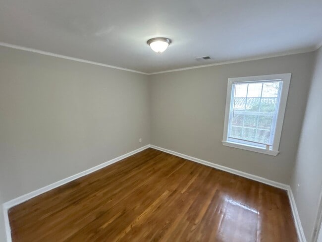 Building Photo - 1111 Robin Hood Ln