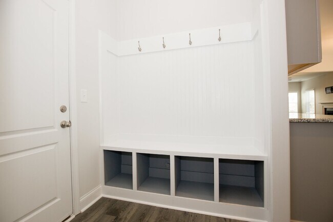 Building Photo - Charming 4 Bedroom Rental Home with Spacio...