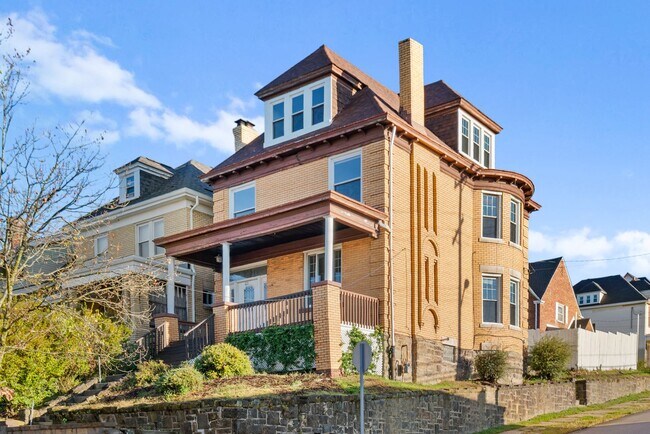 Building Photo - 5 bed 1 bath - newly updated, tons of space, central air, off street parking, laundry