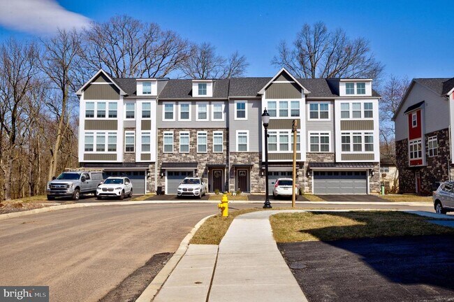 Building Photo - 29 Independence Ct