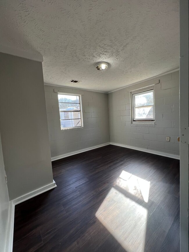 Building Photo - 2 Bedroom Duplex Available Now!