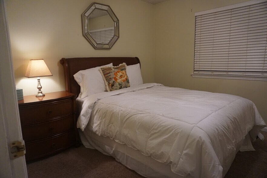 Queen Bed in Master Bedroom - 124 River Oaks
