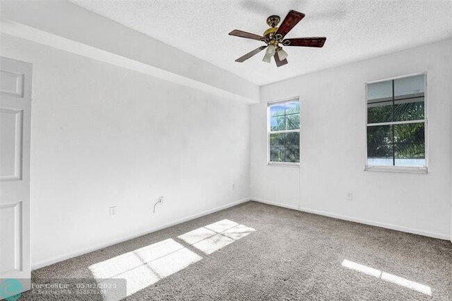 Building Photo - 533 NE 3rd Ave