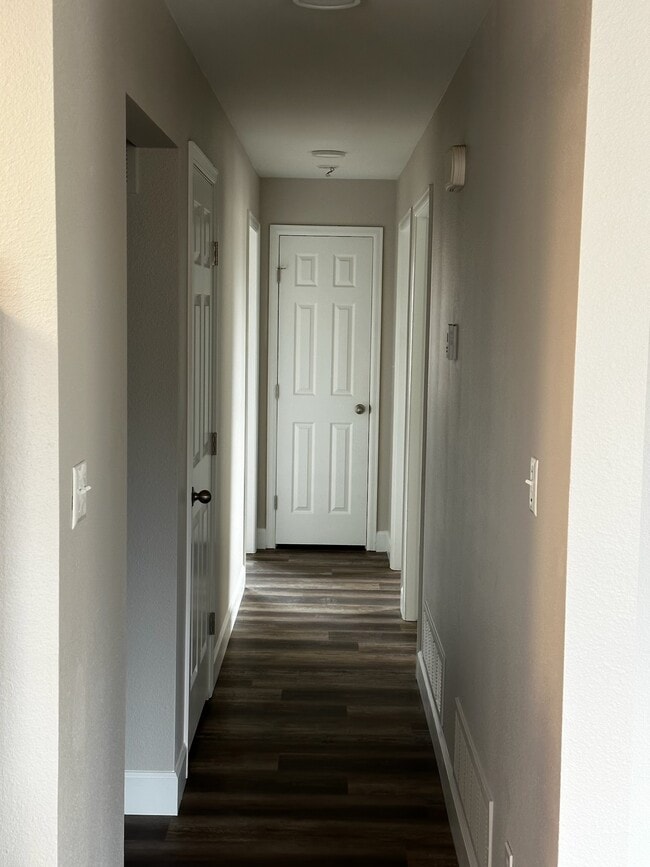 Building Photo - 928 Village Cir