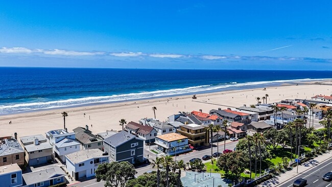 Building Photo - 6601 Seashore Dr