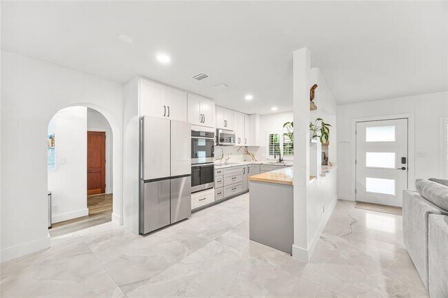 Building Photo - 2520 Yacht Club Blvd