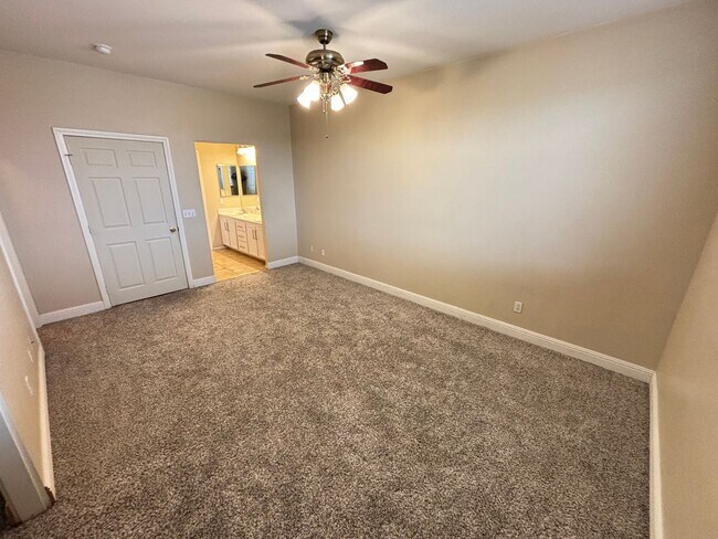 Building Photo - Modern 3Bed/3Bath Two Story Home located i...