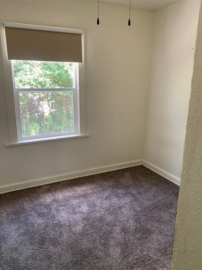 Building Photo - Clean 2 bedroom home