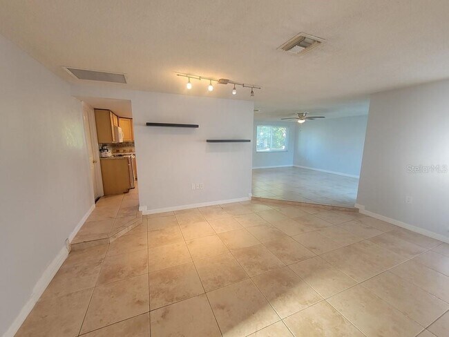 Building Photo - 7741 Treasure Pointe Dr