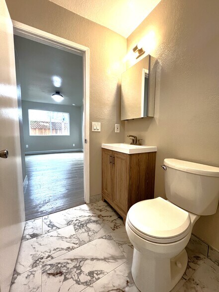 New tiled bath - 4747 Oregon St