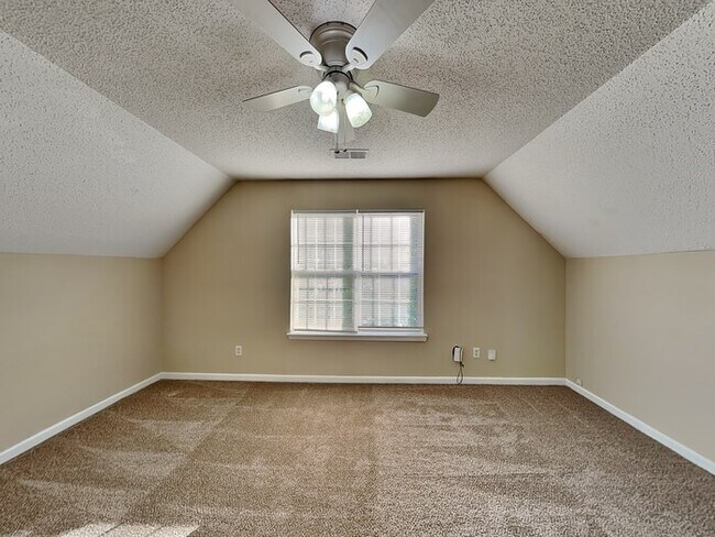 Building Photo - 6047 Hedgecrest Pl