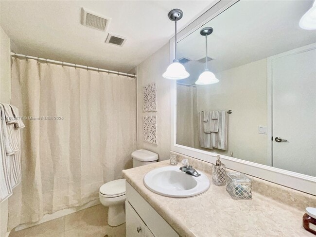 Building Photo - 2950 N Palm Aire Dr