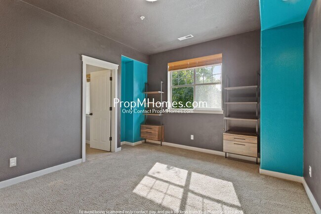 Building Photo - Cozy Two Bedroom Townhome in the Heart of ...