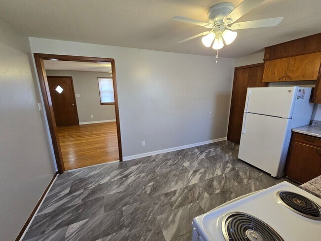 Building Photo - 3-4 bedroom ranch with attached garage, fe...