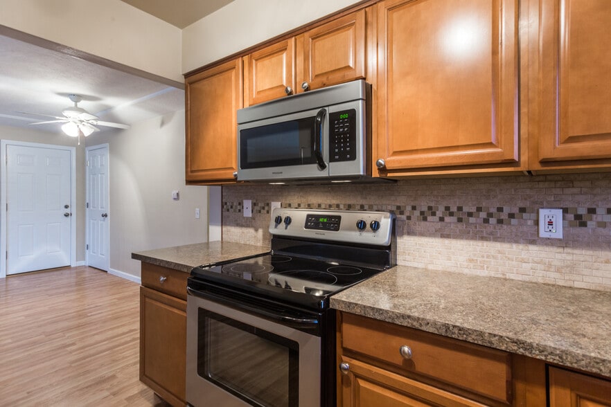 kitchen - 5703 N Commercial Ave